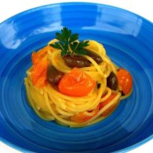 Spaghetti met gele datterini tomaten, ansjovissaus en kappertjes uit Pantelleria
